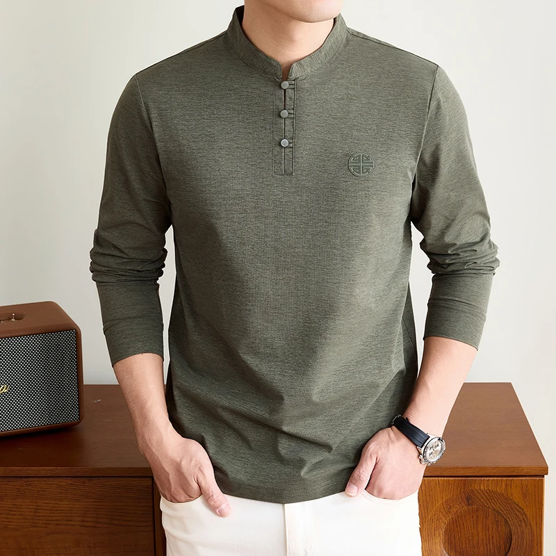 Embellish Knit - メンズ用、マンダリンカラーの長袖Tシャツ。伝統的なボタンデザイン、胸元のエンブレム、滑らかで伸縮性のある生地を使用。カジュアルなファッションに最適なトップス。