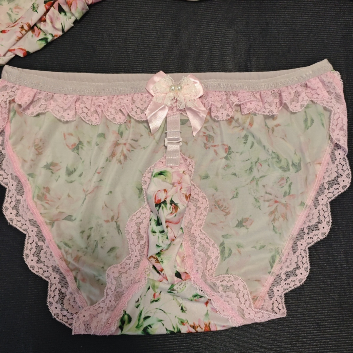 Embellish Knit - 手作りの花柄、セクシーで可愛らしいメンズブリーフ。LGBQT向け。アイスシルク素材、ピンク、フリルとレースのトリミング、リボン付き。伸縮性があり、快適な履き心地のアンダーウェア。